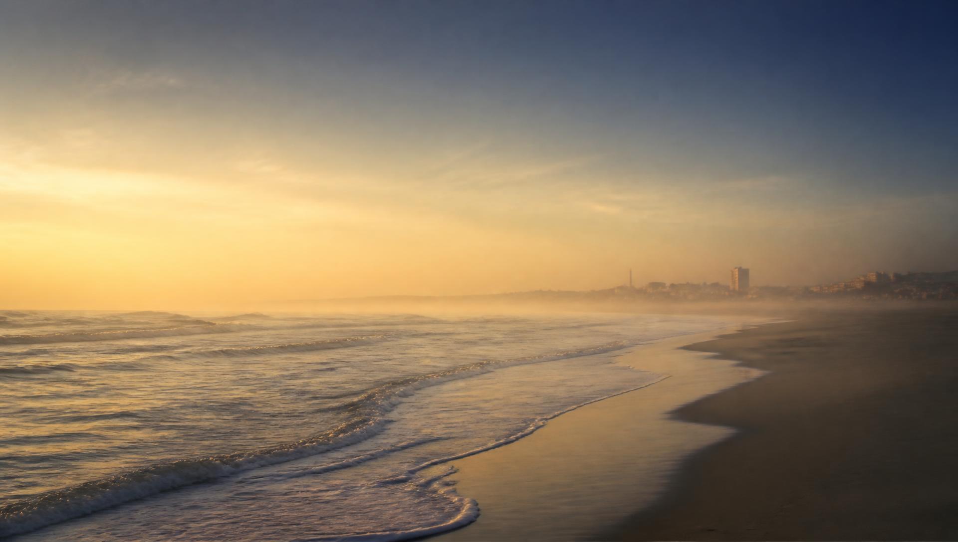 Portugese kust bij zonsopgang